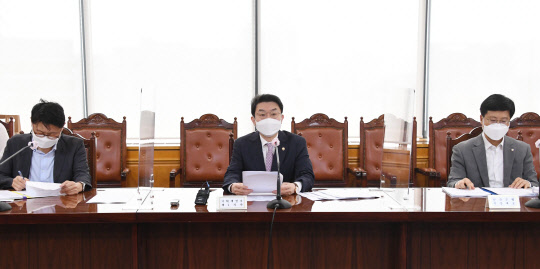 이억원 기획재정부 차관이 7월 29일 서울 중구 은행연합회에서 열린 거시경제금융회의를 주재, 모두발언을 하고 있다. <기획재정부 제공>